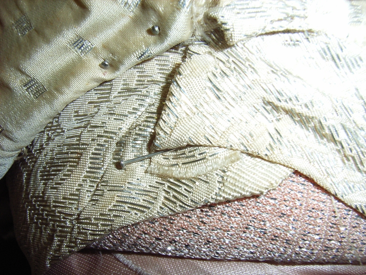 Particolare della cintura con spillo